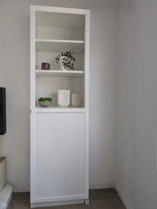Estantería blanca con puerta de cristal