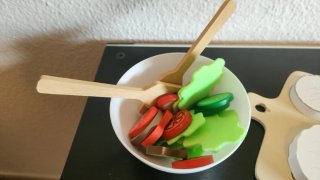 Tabla de quesos y ensalada de juguete