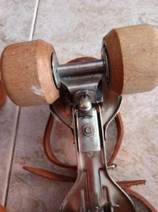 Patines vintage cuero y ruedas de madera antiguo