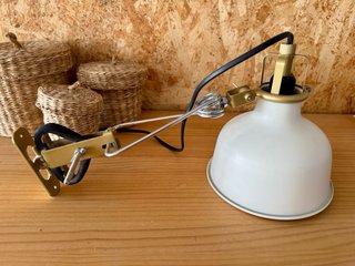 Lámpara de pared metálica dorada y blanca