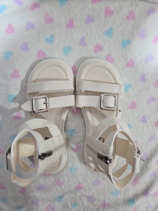Sandalias Blancas con Hebilla