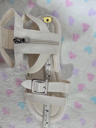 Sandalias Blancas con Hebilla