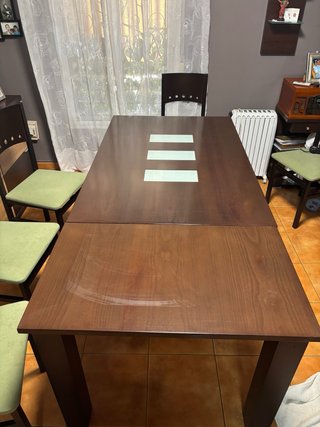 Mesa de comedor y 4 sillas