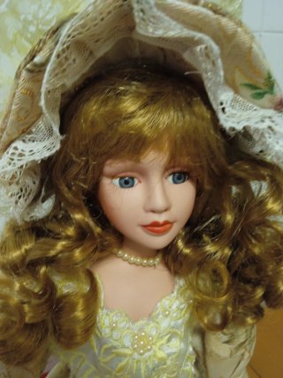 Muñeca de porcelana antigua