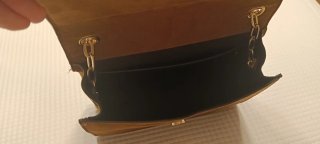 Bolso de mano marrón con cadena dorada