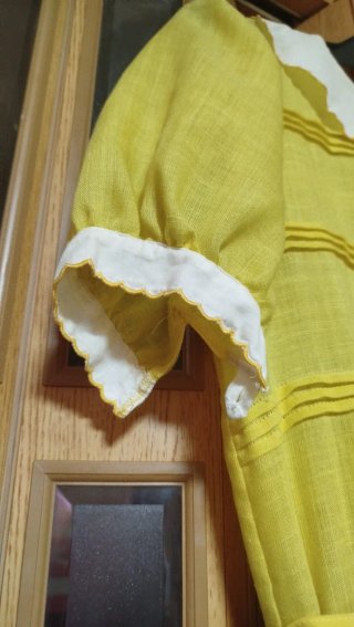 Vestido de verano amarillo con cuello blanco
