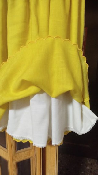 Vestido de verano amarillo con cuello blanco