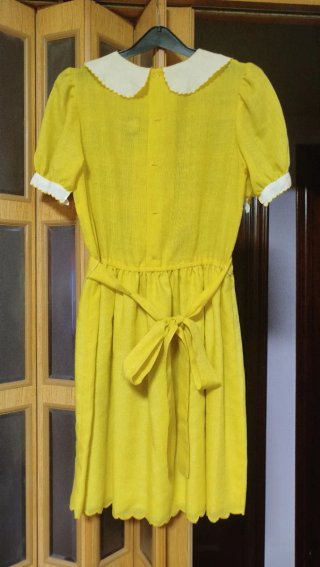 Vestido de verano amarillo con cuello blanco