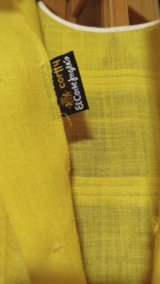 Vestido de verano amarillo con cuello blanco