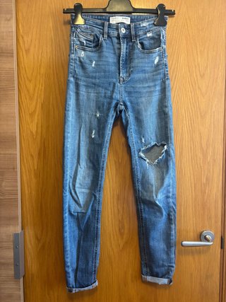 Pantalón vaquero desgastado