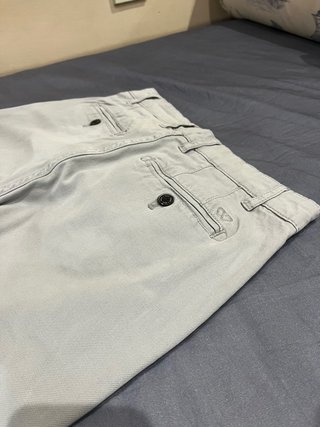 Pantalón chino gris