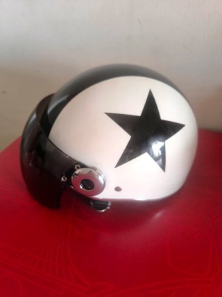 Casco de moto blanco y negro