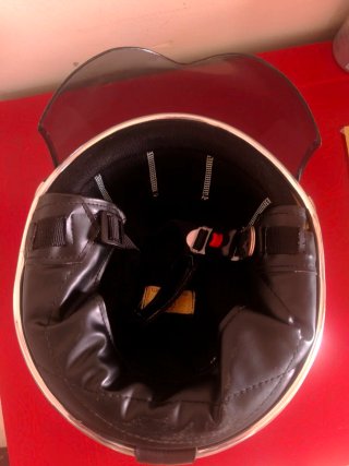 Casco de moto blanco y negro
