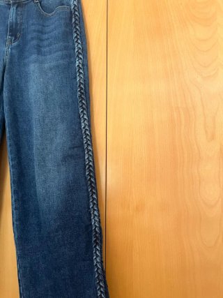 Pantalón vaquero ancho con trenza