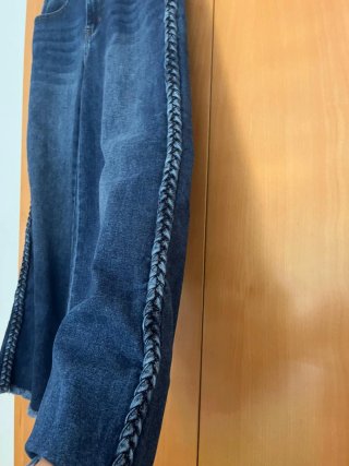 Pantalón vaquero ancho con trenza
