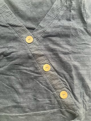 Camiseta negra manga corta con botón