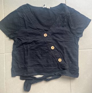 Camiseta negra manga corta con botón