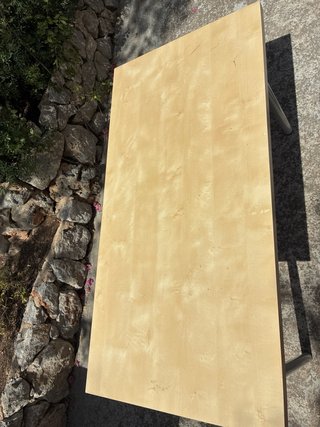 Mesa de laminado de madera y metal
