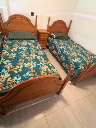 2 camas de madera con colchones 190x90