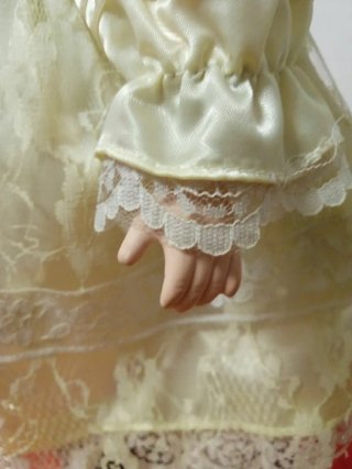 Muñeca de porcelana vintage con sombrero