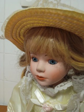 Muñeca de porcelana vintage con sombrero
