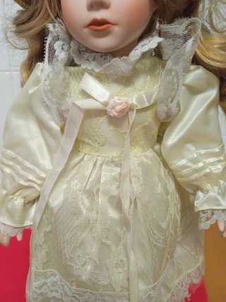 Muñeca de porcelana vintage con sombrero