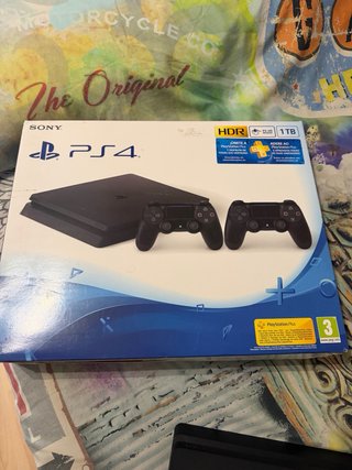 PS4 Slim Negra 1TB con Mando y Caja