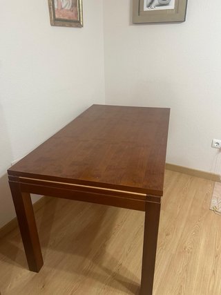 Conjunto de mesa extensible y sillas de salón.