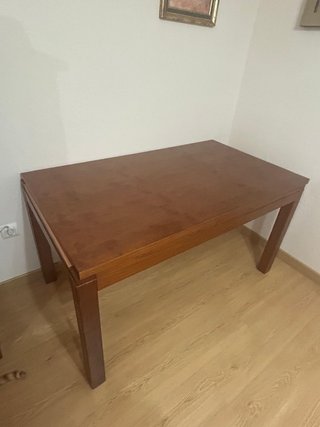 Conjunto de mesa extensible y sillas de salón.