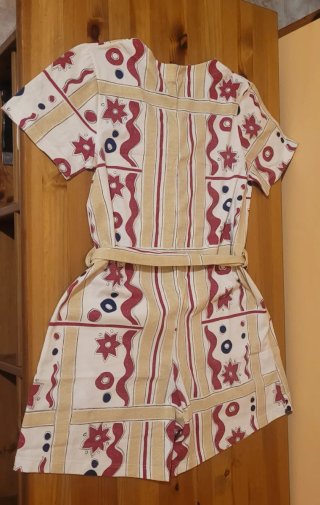 Mono estampado beige y rojo