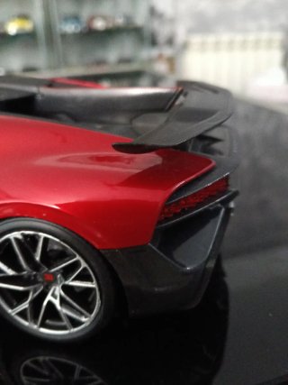 Bugatti Divo 1/18 Rojo