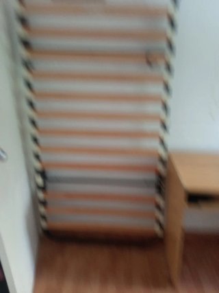 Somier con colchón y dos mesas para escritorio