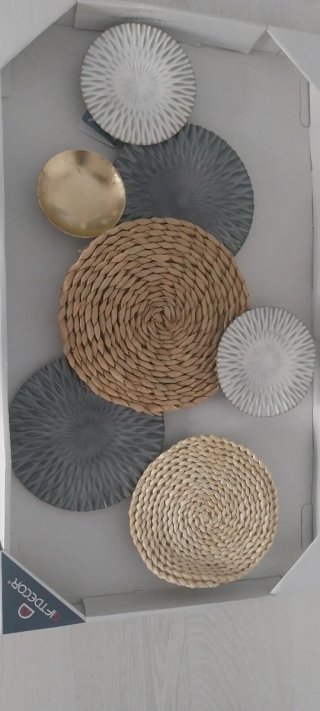 Adorno de pared beige y dorado