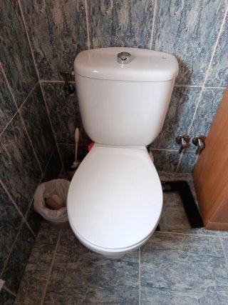 Baño completo: azulejos, lavabo, bidé