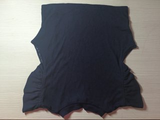 Camiseta azul marino con volantes