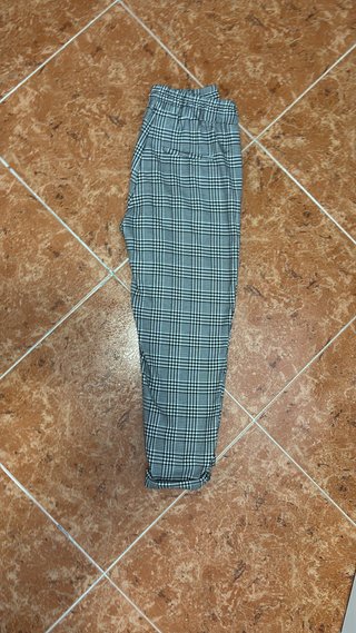 Pantalones de cuadros grises y blancos