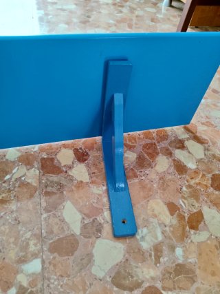 Estantería azul de madera con escuadras a juego
