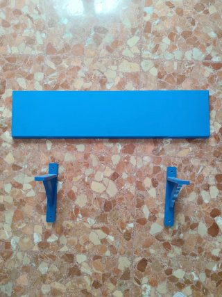 Estantería azul de madera con escuadras a juego
