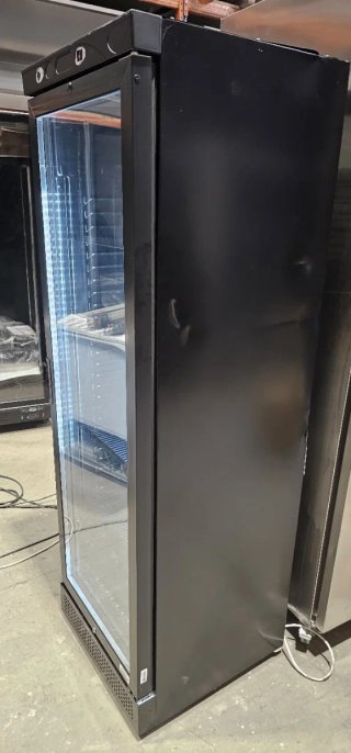 Nevera vertical puerta cristal