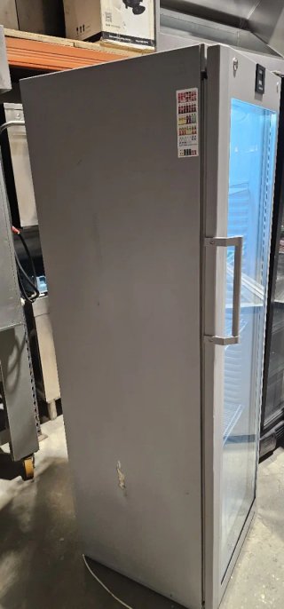 Nevera vertical puerta cristal