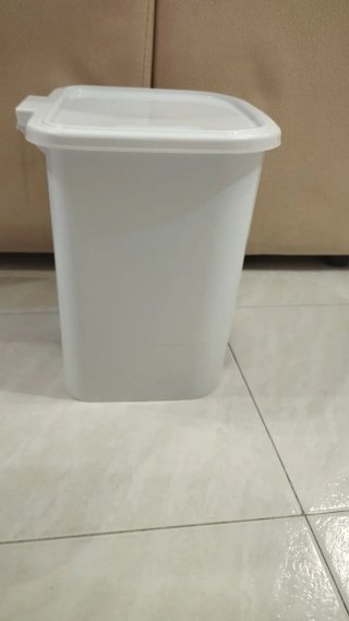 Papelera de plástico blanca con pedal