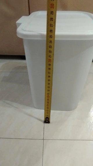 Papelera de plástico blanca con pedal
