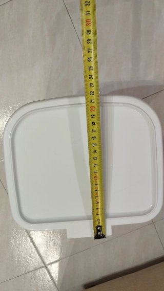 Papelera de plástico blanca con pedal