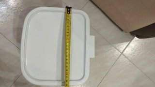 Papelera de plástico blanca con pedal