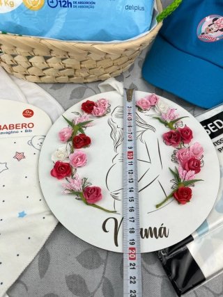 Lote 13 artículos bebé: pañales, gorra, baberos
