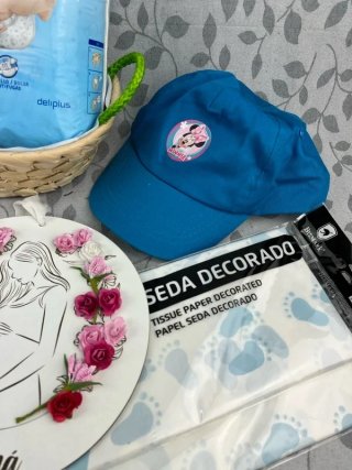 Lote 13 artículos bebé: pañales, gorra, baberos
