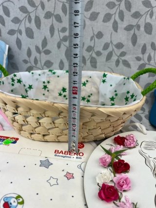 Lote 13 artículos bebé: pañales, gorra, baberos