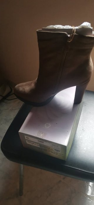 Botines de tacón beige y marrón