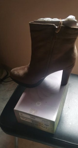 Botines de tacón beige y marrón
