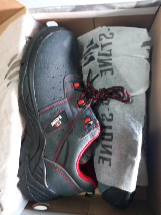 Zapatos de seguridad grises y rojos